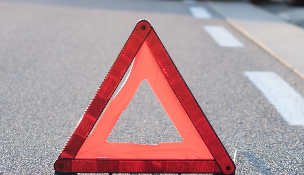 Po opadach śniegu w Śląskiem niektóre drogi zrobiły się śliskie. W nocy w Sosnowcu w wypadku zginęła jedna osoba. Rano wypadek wydarzył się też w Katowicach.