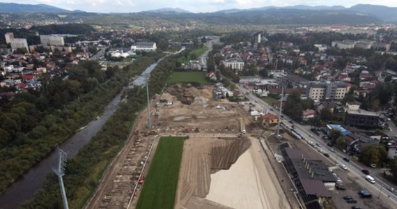 ​Postępowanie przetargowe na budowę stadionu miejskiego w Nowym Sączu (Małopolskie) zostało przeprowadzone z naruszeniem ustawy Prawo zamówień publicznych - uznał Urząd Zamówień Publicznych, który przeprowadził kontrolę doraźną przetargu na tę inwestycję.