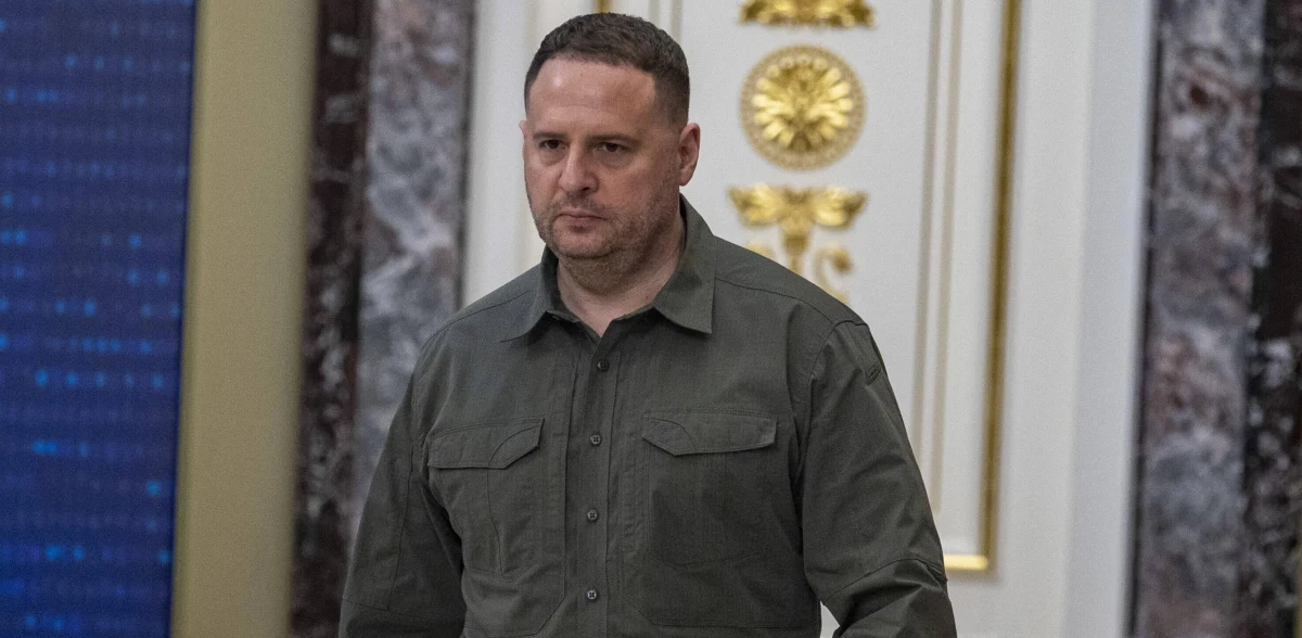 Szef kancelarii prezydenta Ukrainy Andrij Jermak opublikował zdjęcie ruin miasta Marjinka w obwodzie donieckim, komentując je słowami, iż skutki działań Rosji niewiele różnią się od skutków działań Państwa Islamskiego. 