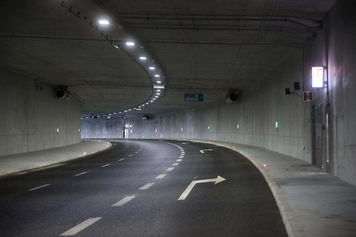 W 40 miejscach przecieka krakowska Trasa Łagiewnicka - poprowadzona głównie w tunelach droga łączy południowe dzielnice miasta. Oddano ją do użytku w sierpniu zeszłego roku.