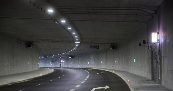 W 40 miejscach przecieka krakowska Trasa Łagiewnicka - poprowadzona głównie w tunelach droga łączy południowe dzielnice miasta. Oddano ją do użytku w sierpniu zeszłego roku.