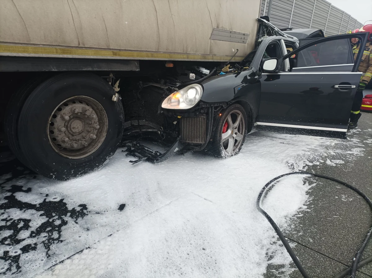 Jedna osoba została ranna w wyniku zderzenia osobowego porsche z ciężarówką na drodze ekspresowej S8 w okolicy MOP Paprotnia (woj. łódzkie). Poszkodowany został 37-letni obywatel Gruzji.