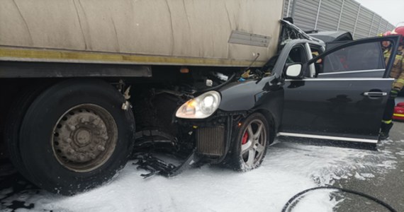 Jedna osoba została ranna w wyniku zderzenia osobowego porsche z ciężarówką na drodze ekspresowej S8 w okolicy MOP Paprotnia (woj. łódzkie). Poszkodowany został 37-letni obywatel Gruzji.