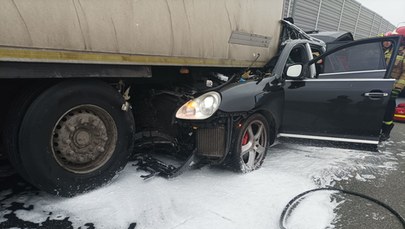 Wypadek na S8. Kierowca porsche wjechał w ciężarówkę