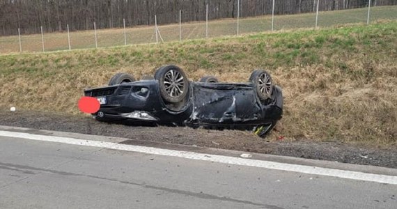 Na autostradzie A4 między węzłami Kąty Wrocławskie i Kostomłoty zderzyło się sześć pojazdów. Według najnowszych informacji, dwie osoby zostały ranne. Droga została już odblokowana.