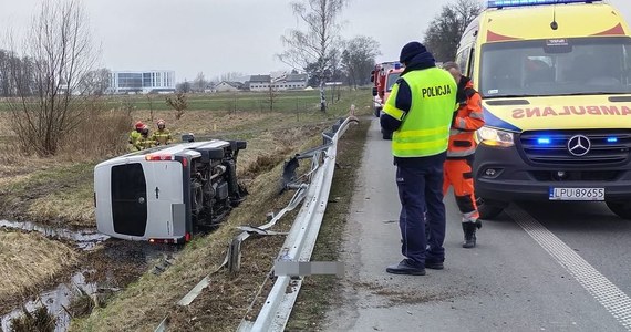 50-letni kierowca samochodu dostawczego trafił do szpitala w wyniku wypadku w Rykach (woj. lubelskie). Kierowca Volswagena Craftera zjechał na przeciwległy pas ruchu, uderzył w bariery ochronne i wylądował na boku w przydrożnym rowie.