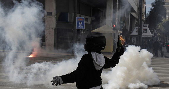 ​Gwałtowne starcia wybuchły w niedzielę między policją a demonstrantami przed parlamentem w Atenach podczas wiecu protestacyjnego po katastrofie kolejowej, w której we wtorek zginęło 57 osób - poinformowała agencja AFP. To kolejny dzień protestów w Grecji.