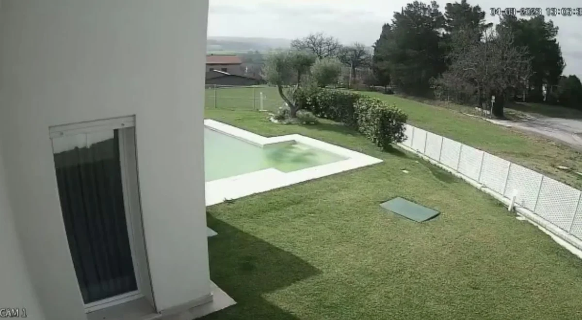 ​To nie scena z filmu akcji, a rzeczywistość właścicieli domu w miejscowości Osimo w środkowych Włoszech. Na ogrodzenie ich posiadłości wpadły, jeden po drugim, dwa ferrari. Obaj kierowcy odnieśli niegroźne obrażenia.