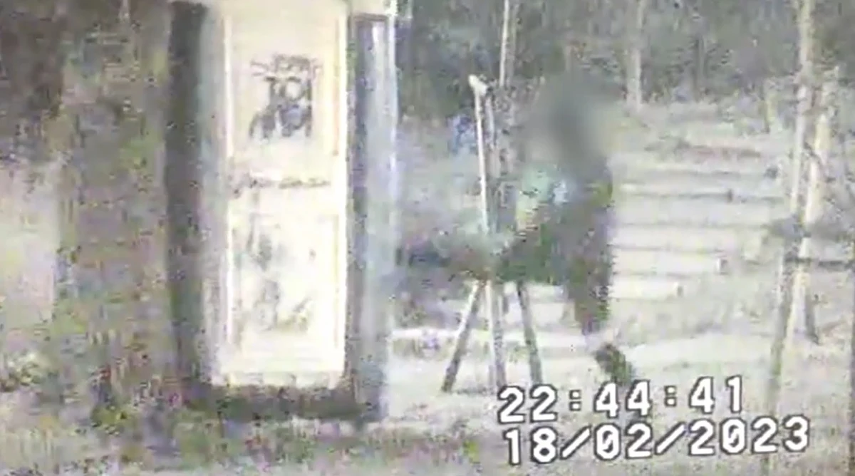 Do 5 lat pozbawienia wolności grozi 17-letniemu mieszkańcowi Olsztynka (woj. warmińsko-mazurskie), który kopał, uderzał i przewrócił kabinę toalety publicznej. Wartość strat wyceniono na ponad 600 złotych.