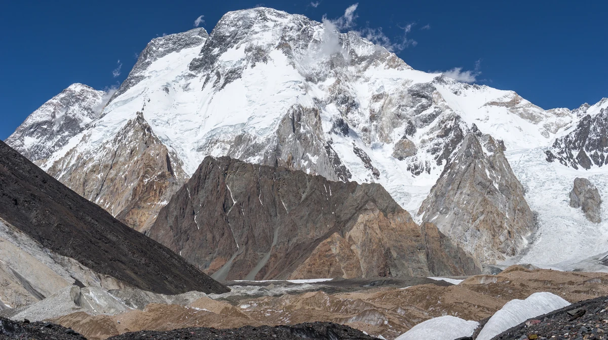 ​Mija dokładnie 10 lat od historycznego, pierwszego zimowego wejścia Polaków na Broad Peak w Karakorum. Ze szczytu nie wrócili i na zawsze pozostali w górach Tomasz Kowalski i Maciej Berbeka. "Tomek chciał zapisać się w historii świata i himalaizmu. Ta wyprawa to było spełnienie jego marzeń i coś, na co czekał od lat" - podkreśla Agnieszka Korpal, ówczesna partnerka Tomasza Kowalskiego. W rozmowie z dziennikarzem RMF FM Michałem Rodakiem opowiada nie tylko o pięknej wspólnej przeszłości, ale przede wszystkim o tym, jak poradziła sobie z traumą po tragedii. "Zajęło mi 5 lat, by na nowo cieszyć się życiem i patrzeć w przyszłość. Ten pierwszy rok, dwa to była walka z czarną dziurą, która mnie wtedy otoczyła, a później robiło się coraz jaśniej, jaśniej i jaśniej. On zawsze będzie ze mną. Jest takim moim aniołem stróżem. Natomiast życie toczy się dalej i jestem już teraz w innym miejscu" - przyznaje.