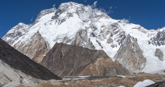 ​Mija dokładnie 10 lat od historycznego, pierwszego zimowego wejścia Polaków na Broad Peak w Karakorum. Ze szczytu nie wrócili i na zawsze pozostali w górach Tomasz Kowalski i Maciej Berbeka. "Tomek chciał zapisać się w historii świata i himalaizmu. Ta wyprawa to było spełnienie jego marzeń i coś, na co czekał od lat" - podkreśla Agnieszka Korpal, ówczesna partnerka Tomasza Kowalskiego. W rozmowie z dziennikarzem RMF FM Michałem Rodakiem opowiada nie tylko o pięknej wspólnej przeszłości, ale przede wszystkim o tym, jak poradziła sobie z traumą po tragedii. "Zajęło mi 5 lat, by na nowo cieszyć się życiem i patrzeć w przyszłość. Ten pierwszy rok, dwa to była walka z czarną dziurą, która mnie wtedy otoczyła, a później robiło się coraz jaśniej, jaśniej i jaśniej. On zawsze będzie ze mną. Jest takim moim aniołem stróżem. Natomiast życie toczy się dalej i jestem już teraz w innym miejscu" - przyznaje.