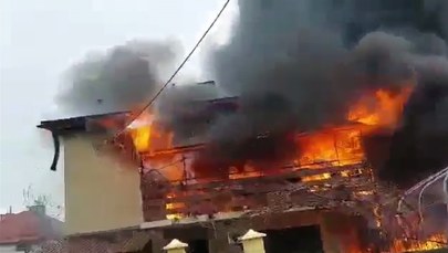 Pożar domu w Tyczynie. Ogień gasiło kilkanaście zastępów strażackich