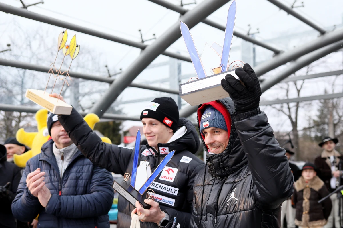 ​Gorące powitanie skoczków narciarskich na rynku w Ustroniu (woj. śląskie). Na spotkanie z Piotrem Żyłą i Pawłem Wąskiem przyszły tłumy kibiców. Nie przeszkadzał im ani chłód ani opady śniegu.