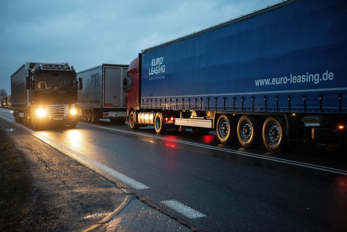 Kierowcy ciężarówek czekają dobę na wyjazd z Polski przez przejście graniczne w Koroszczynie (woj. lubelskie). Jest to obecnie jedyne miejsce, przez które odbywa się drogowy ruch towarowy z Polski na Białoruś. W kolejce stoi 850 tirów.