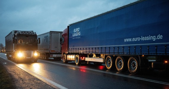 Kierowcy ciężarówek czekają dobę na wyjazd z Polski przez przejście graniczne w Koroszczynie (woj. lubelskie). Jest to obecnie jedyne miejsce, przez które odbywa się drogowy ruch towarowy z Polski na Białoruś. W kolejce stoi 850 tirów.