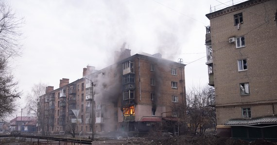 ​Zastępca dowódcy ukraińskiej Gwardii Narodowej porucznik Wołodymyr Nazarenko powiedział w niedzielę dla CNN, że wojska ukraińskie utrzymują kontrolę nad kluczową drogą do Bachmutu. O miasto to od miesięcy toczą się ciężkie walki.