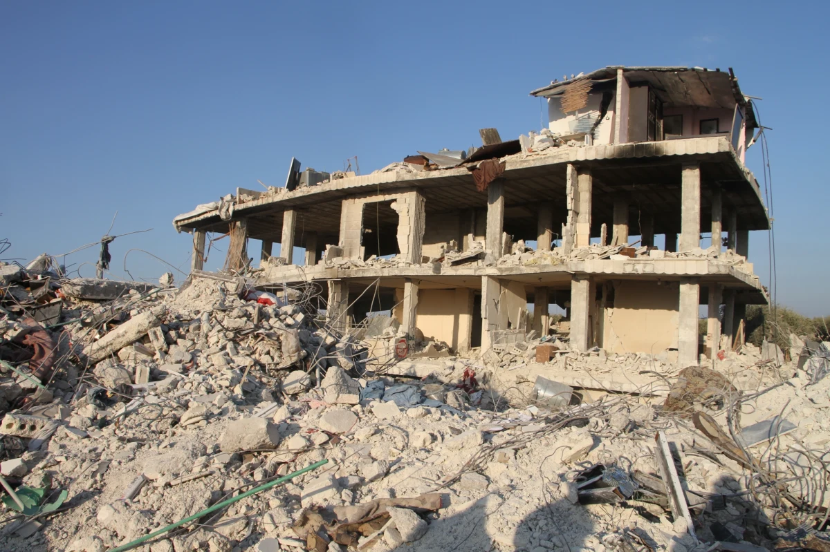 Strach, niepewność i coraz mniejsza nadzieja na poprawę sytuacji. To, jak mówi w rozmowie z naszym reporterem, lekarz pracujący na turecko-syryjskim pograniczu - najczęściej towarzyszące odczucia mieszkańcom północno-zachodniej Syrii. Po trzęsieniach ziemi, które niedawno nawiedziły ten kraj i sąsiednią Turcję - tysiące ludzi pozostały bez dachu nad głową. Ich sytuacja humanitarna stale się pogarsza. Problemem są utrudnione dostawy pomocy, do kraju rządzonego przez reżim Baszara al-Assada. Najważniejsza potrzeba jest - wydawałoby się - prozaiczna. Chodzi o wodę zdatną do picia, której zaczyna brakować.