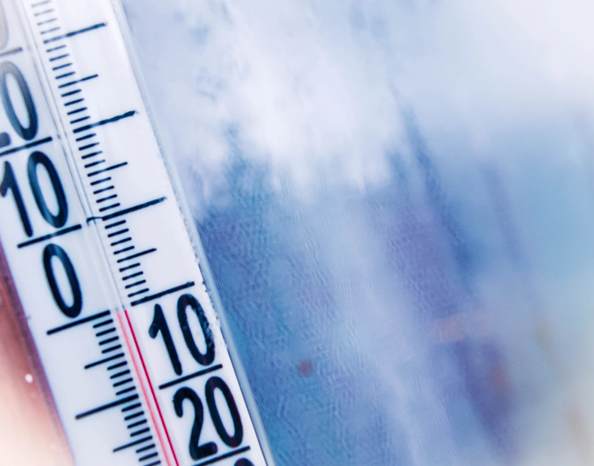 Chociaż marzec trwa już od niemal tygodnia, to pozwolił skutecznie zapomnieć nam o nadchodzącej wiośnie. Chociaż dni są już odczuwalnie dłuższe, to nie idzie z nimi w parze wzrost temperatury. W wielu miejscach pojawił się śnieg, a termometry pokazały poniżej zera stopni Celsjusza.