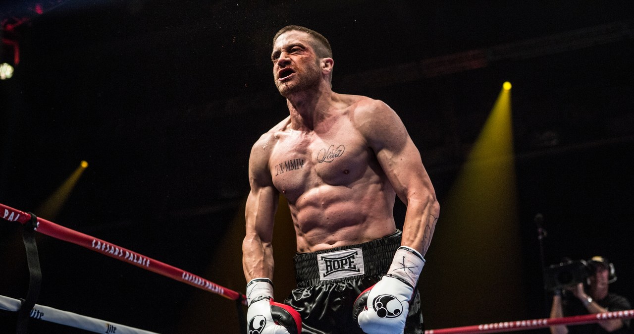 Jake Gyllenhaal znów będzie się bił, tym razem na planie filmu "Road House", który jest remakem "Wykidajło" z 1989 roku. Nagrania z gwiazdorem z walki UFC 285 obiegły internet, a fani nie mogą wyjść z podziwu dla zachwycającej formy aktora. 