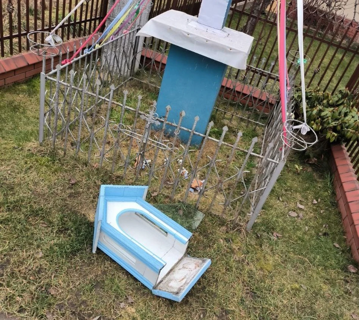 Dwóch nastolatków w wieku 17 i 18 lat  z powiatu garwolińskiego usłyszało zarzut kradzieży i znieważenia miejsca kultu religijnego. Sprawcy ukradli figury sakralne z przydrożnych kapliczek w Puznówce. Teraz odpowiedzą przed sądem. Grozić im może do 5 lat więzienia.