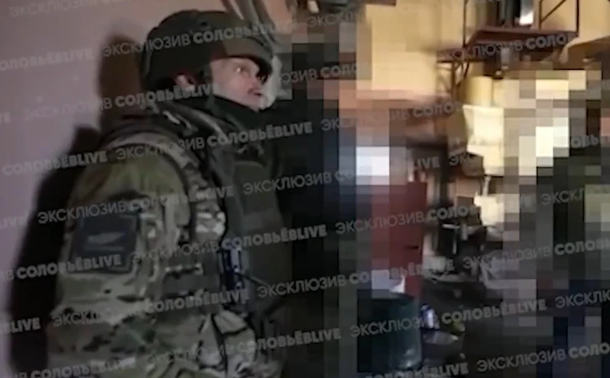 ​Prokremlowski prezenter telewizyjny Władimir Sołowiow znalazł się pod ostrzałem, gdy odwiedzał rosyjską jednostkę w pobliżu Wuhłedaru w Ukrainie. "Kontrwywiad dowie się, w jaki sposób wróg się o nas dowiedział" - ogłosił propagandysta.