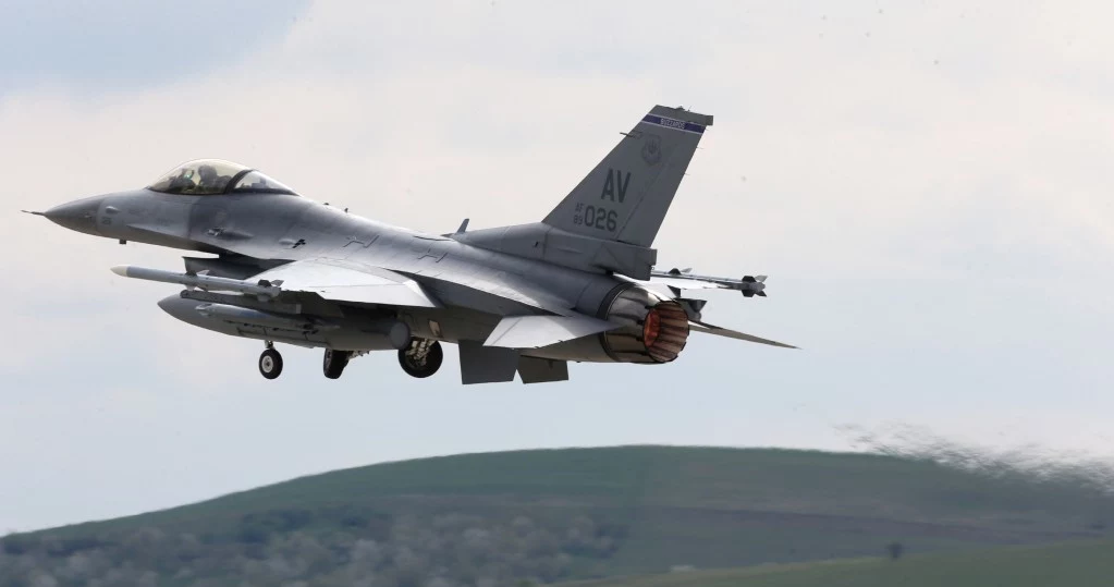 Myśliwiec F-16 biorący udział w ćwiczeniach wojskowych w Rumunii