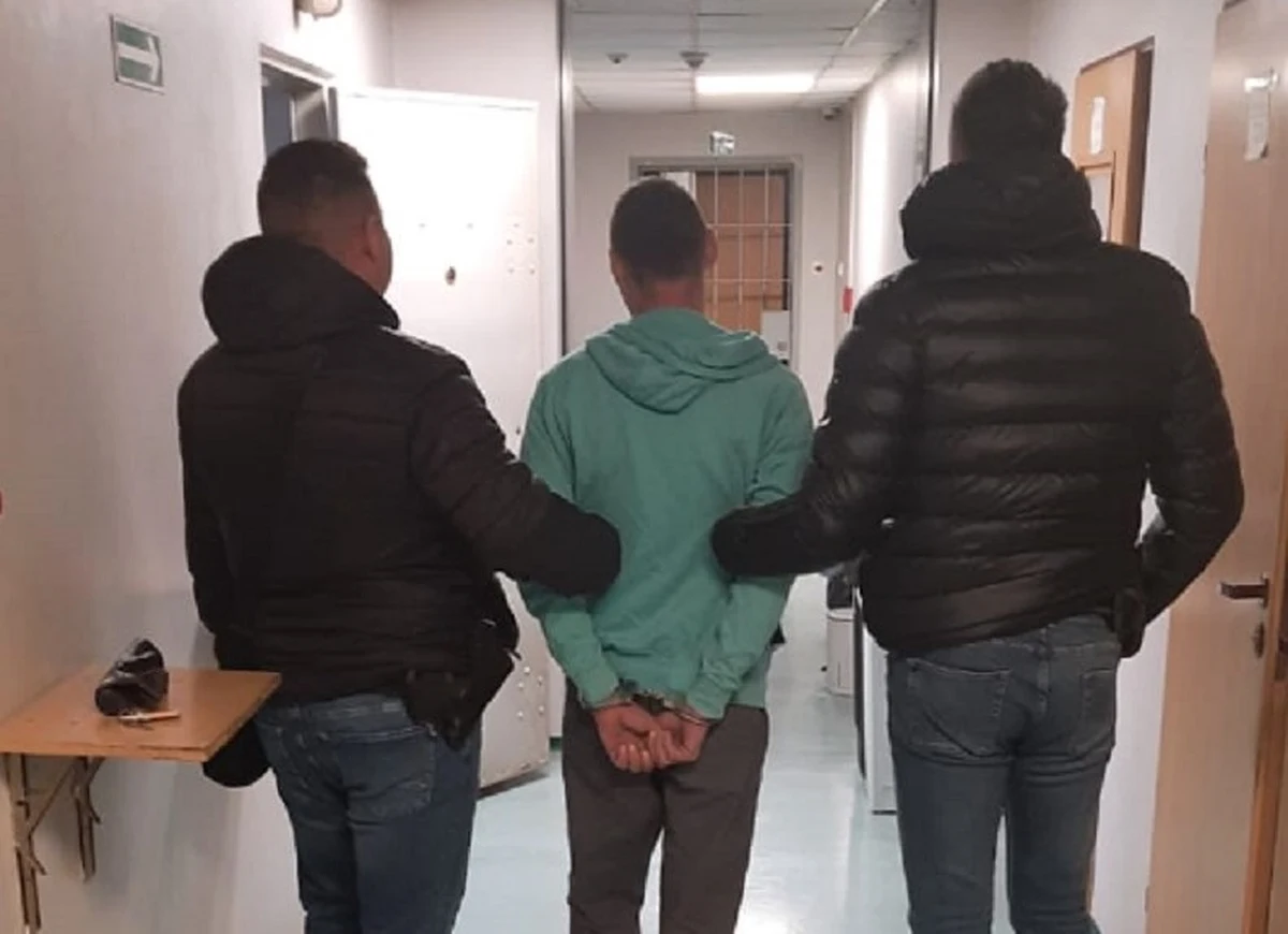 Policjanci z Przedborza (woj. łódzkie) zatrzymali seryjnego włamywacza. Mężczyzna plądrował prywatne posesje, z których kradł przedmioty codziennego użytku, elektronarzędzia, pieniądze i alkohol. Grozi mu kara do 10 lat więzienia.