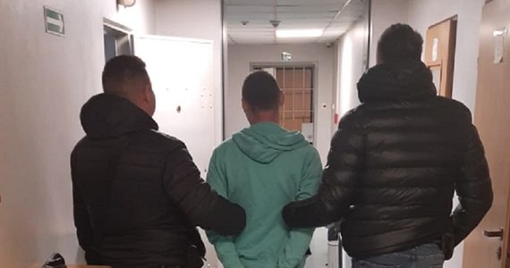 Policjanci z Przedborza (woj. łódzkie) zatrzymali seryjnego włamywacza. Mężczyzna plądrował prywatne posesje, z których kradł przedmioty codziennego użytku, elektronarzędzia, pieniądze i alkohol. Grozi mu kara do 10 lat więzienia.