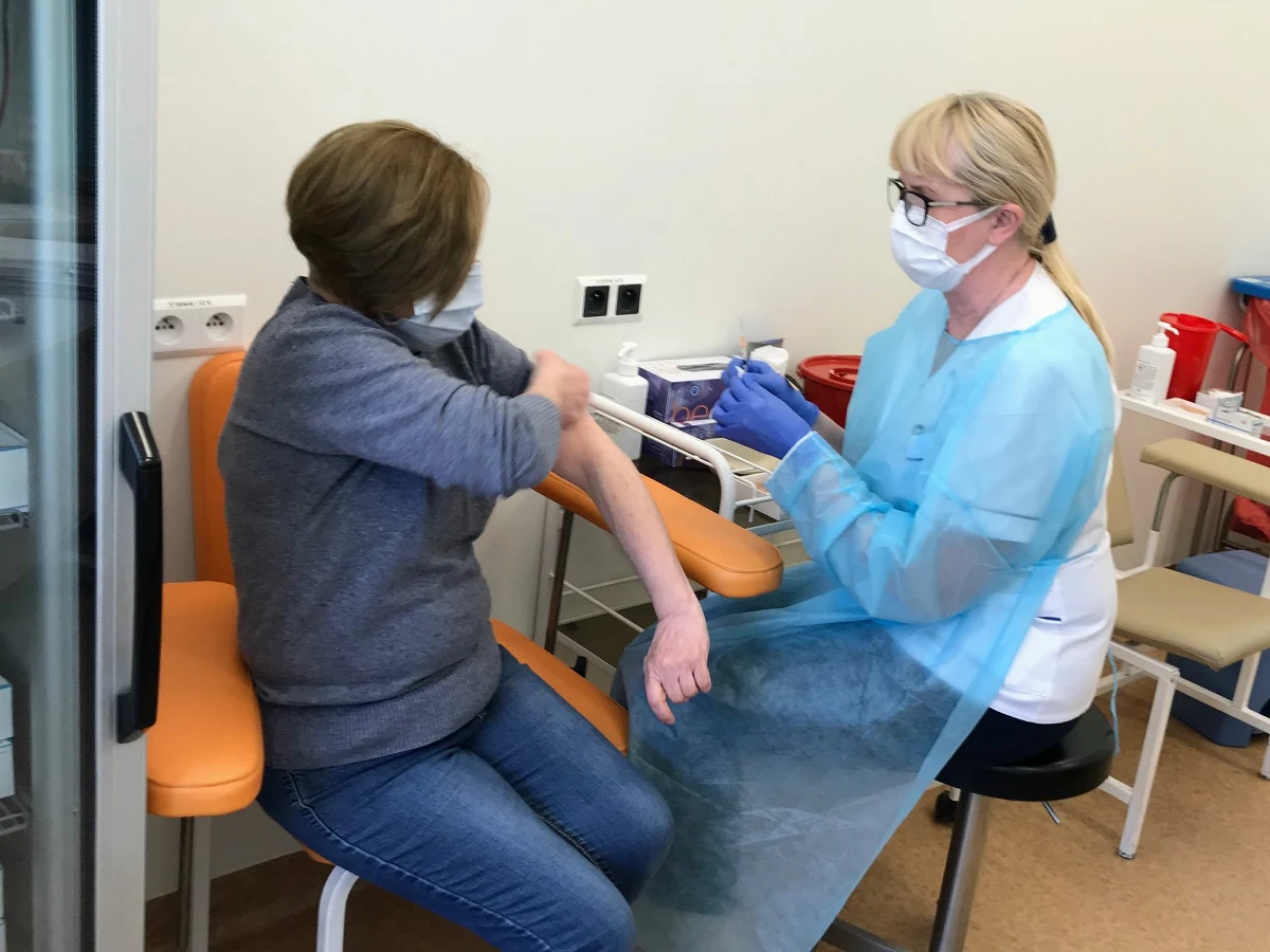 Uniwersytecki Szpital Kliniczny we Wrocławiu, po ponad dwóch latach zakończył szczepienia przeciwko Covid-19. Jak informuje USK - jest to związane ze stabilizującą się sytuacją epidemiczną dotyczącą zachorowalności i rozprzestrzeniania się wirusa.