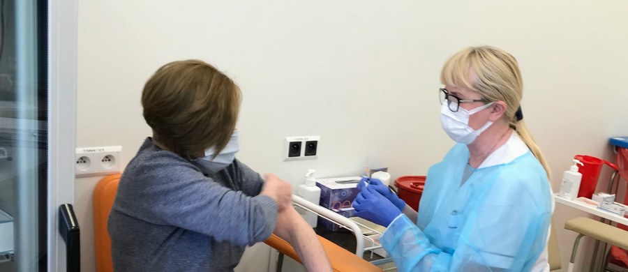 Uniwersytecki Szpital Kliniczny we Wrocławiu, po ponad dwóch latach zakończył szczepienia przeciwko Covid-19. Jak informuje USK - jest to związane ze stabilizującą się sytuacją epidemiczną dotyczącą zachorowalności i rozprzestrzeniania się wirusa.