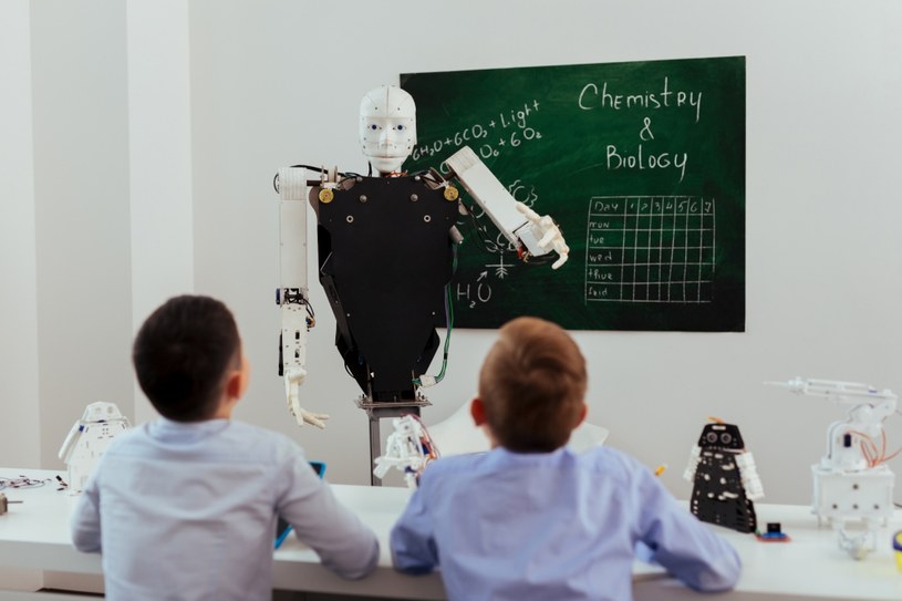 Przedstawiciele ministerstwa edukacji Zjednoczonych Emiratów Arabskich zapowiedzieli w opublikowanym w weekend raporcie, że roboty napędzane sztuczną inteligencją już niedługo będą uczyć dzieci w szkołach. 

