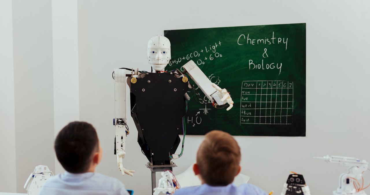 Przedstawiciele ministerstwa edukacji Zjednoczonych Emiratów Arabskich zapowiedzieli w opublikowanym w weekend raporcie, że roboty napędzane sztuczną inteligencją już niedługo będą uczyć dzieci w szkołach. 

