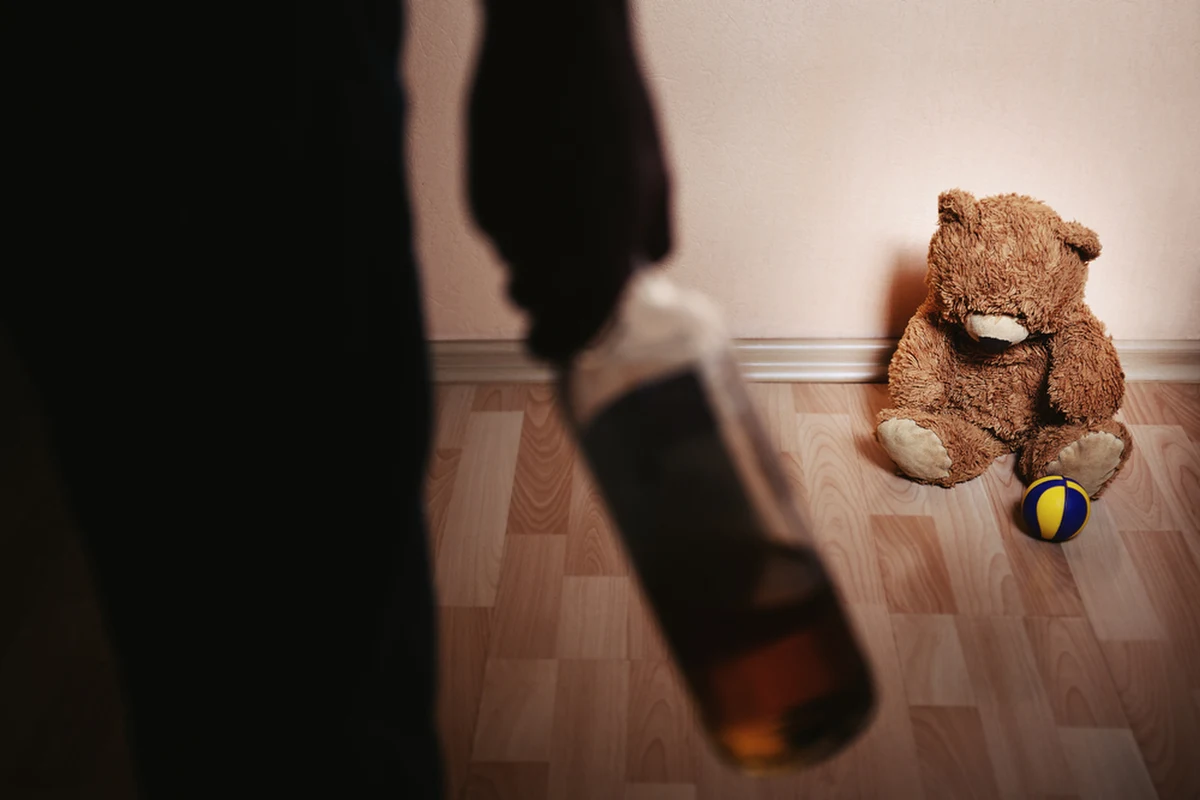 Sopocka policja zatrzymała rodziców, którzy będąc pod wpływem alkoholu opiekowali się czworgiem dzieci. Kobieta i mężczyzna mieli ponad 2 promile alkoholu w wydychanym powietrzu. Dzieci na noc trafiły do placówki opiekuńczej. Rodzice staną przed sądem.