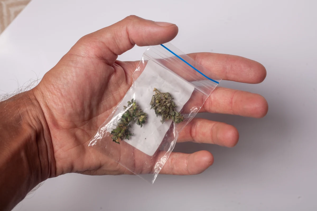 14-letnia uczennica szkoły w Tarnowskich Górach na Śląsku miała przy sobie narkotyki. Policjanci zatrzymali dilera podejrzanego o ich przekazanie. Mężczyzna został tymczasowo aresztowany, a sprawą nastolatki zajmie się sąd rodzinny.

