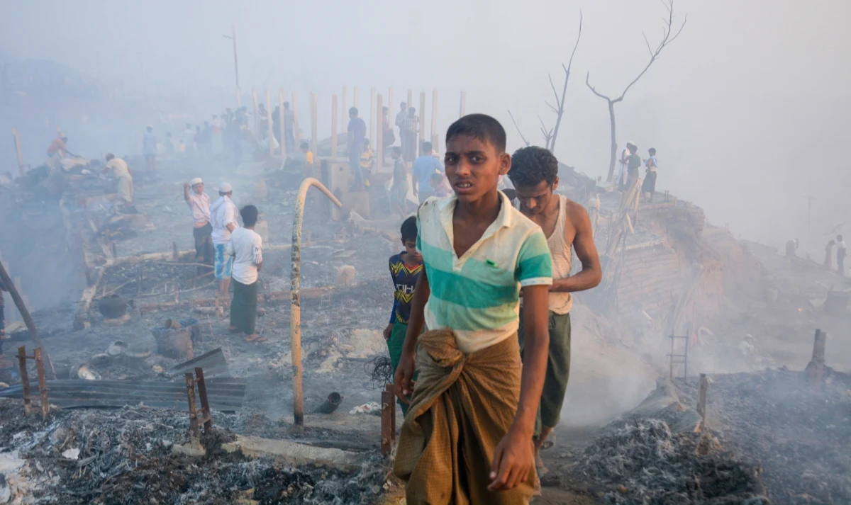 Około 12 tys. osób straciło dach nad głową z powodu pożaru w obozie dla zbiegłych z Birmy przedstawicieli grupy etnicznej Rohingja w Bangladeszu, uznawanym za największy na świecie obóz dla uchodźców - podały media, cytując miejscową policję.