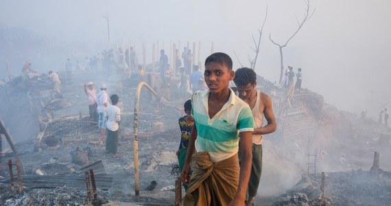 Około 12 tys. osób straciło dach nad głową z powodu pożaru w obozie dla zbiegłych z Birmy przedstawicieli grupy etnicznej Rohingja w Bangladeszu, uznawanym za największy na świecie obóz dla uchodźców - podały media, cytując miejscową policję.