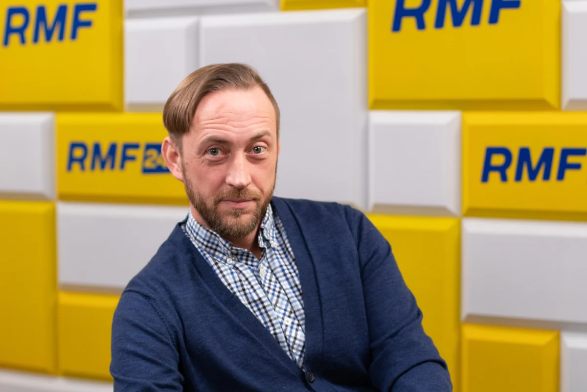 "Kiedyś może się uda, ale raczej nie w najbliższym czasie. A przynajmniej nie w tym momencie, kiedy mamy do czynienia już chyba z awanturą na całego w Trybunale. I pewnie niespodziewane jeszcze – powiedzmy – rok czy dwa lata temu dla tego obozu rządzącego, który 'zainstalował' też i te osoby, i Julię Przyłębską jako prezesa TK, teraz sytuacja wydaje się nieco ryzykowna dla obozu rządzącego, żeby rozpatrywać tak fundamentalne sprawy, które jednocześnie dzielą sam obóz rządzący" – mówił w Rozmowie w południe w RMF FM Krzysztof Izdebski. Ekspert Fundacji Batorego był pytany o to, kiedy TK wyda wyrok ws. ustawy o SN.