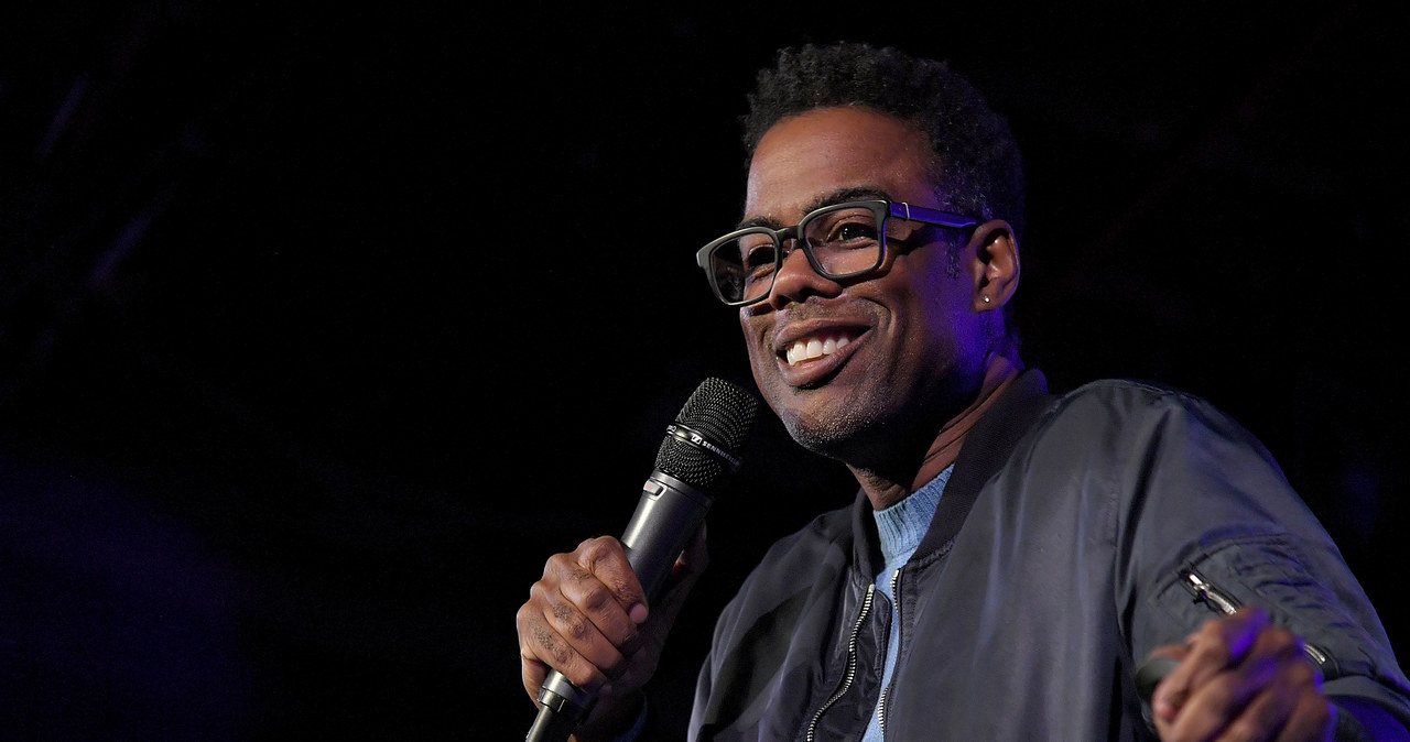 W weekend Chris Rock wystąpił w transmitowanym na żywo komediowym programie Netfliksa. Podczas swojego stand-upu zatytułowanego "Selective Outrage" Rock wygłosił kilka uszczypliwych uwag pod adresem Meghan Markle, kpiąc z jej publicznego narzekania na rasizm royalsów. Oberwało się też małżonce Willa Smitha, z której gwiazdor zażartował na ubiegłorocznej oscarowej gali. Jak ujawnił, to Jada Pinkett Smith zainicjowała przed laty ich konflikt. "Nikt jej nie zaczepia. Sama zaczęła ten cyrk" - stwierdził gwiazdor.