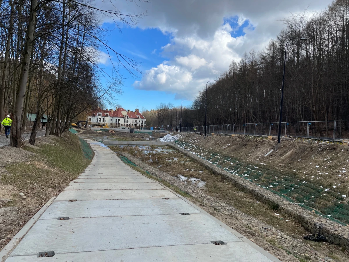 Przez ponad 3 miesiące ul. Jaśkowa Dolina w Gdańsku będzie na znacznym odcinku jednokierunkowa. Powód? Prace przy budowie zbiornika retencyjnego. Zmiany wejdą w życie w drugiej połowie marca, ale miasto już teraz apeluje do mieszkańców, by przygotowali się na nie i zaplanowali swoje podróże. 
