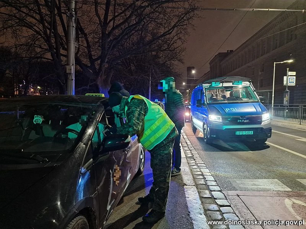 Policjanci wspólnie z ITD, Strażą Graniczną i Służbą Celno-Skarbową przeprowadzili we Wrocławiu całonocną akcję kontroli kierowców świadczących usługi przewozu osób "na aplikację". Zatrzymano kierujących z aktywnym zakazem prowadzenia pojazdów oraz 11 posiadających środki zabronione - informuje Komenda Wojewódzka Policji. 