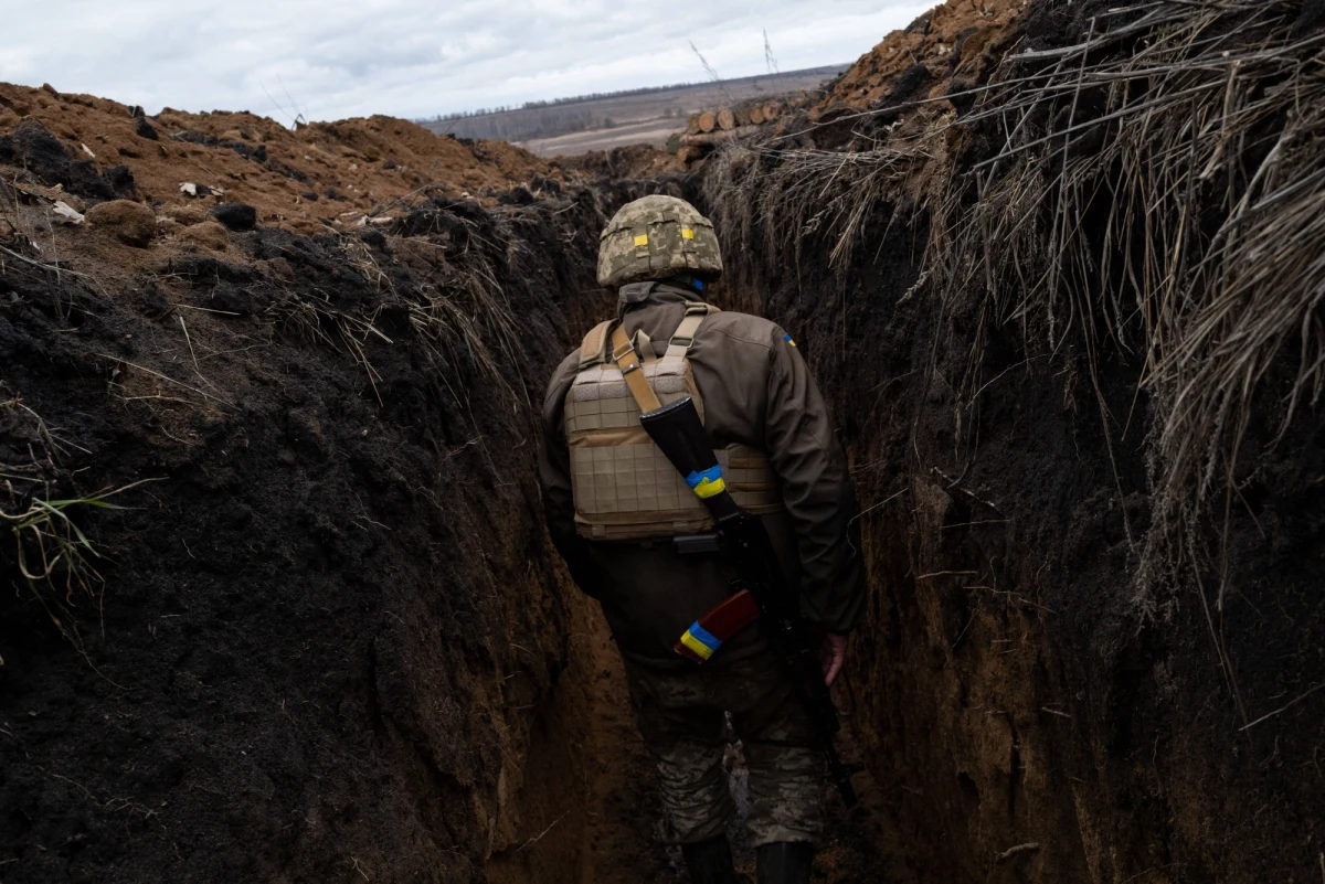 Ukraińscy dowódcy wojskowi: gen. Wałerij Załużny i gen. Ołeksandr Syrski opowiedzieli się na spotkaniu z prezydentem Ukrainy Wołodymyrem Zełenskim za "kontynuacją operacji obronnej" w Bachmucie. Informacja ta znalazła się w komunikacie biura prezydenta o naradzie Zełenskiego z dowództwem wojskowym. 