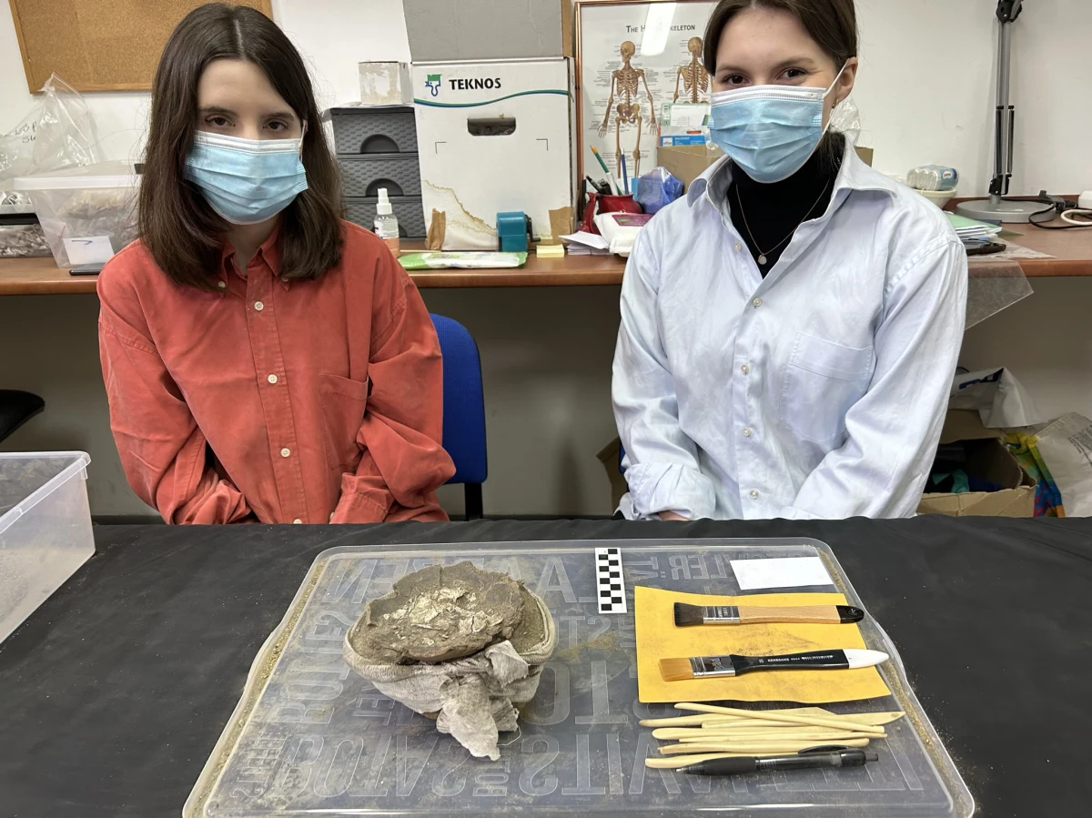 ​Nowoczesne metody badawcze pomagają archeologom z Uniwersytetu Szczecińskiego. Zespół z Katedry Archeologii bada właśnie odnalezione na Pomorzu urny z ludzkimi szczątkami. Pochodzą sprzed 2,5 tysiąca lat, natrafiono na nie podczas budowy. Ponieważ zabytek pod dotknięciem pędzla obraca się w pył, by lepiej sprawdzić co zawierają znaleziska, użyto tomografii komputerowej.