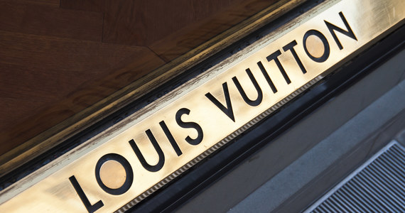 Szerokim echem w mediach społecznościowych odbiła się zapowiedź najnowszej kolekcji francuskiego domu mody Louis Vuitton. Na opublikowanym w mediach społecznościowych filmiku widać trójkolorowe płótno z literą V, powszechnie kojarzoną z rosyjską inwazją na Ukrainę.