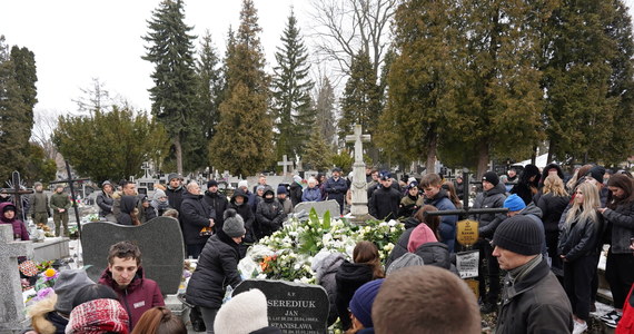 16-letni Eryk, śmiertelnie pobity w centrum Zamościa, został w poniedziałek pochowany przez rodzinę i bliskich. Żałobnicy pożegnali chłopca wiązankami białych kwiatów.