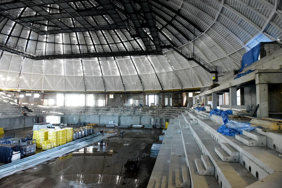 Po kilku miesiącach unieważniono przetarg dotyczący zarządzania nową halą Urania. Zgłosiła się tylko jedna firma, której oferta okazała się dla miasta za droga. Teraz jednym z rozwiązań może być powołanie komunalnej spółki, która mogłaby zajmować się tym obiektem. Zdania na temat tego modelu są podzielone.