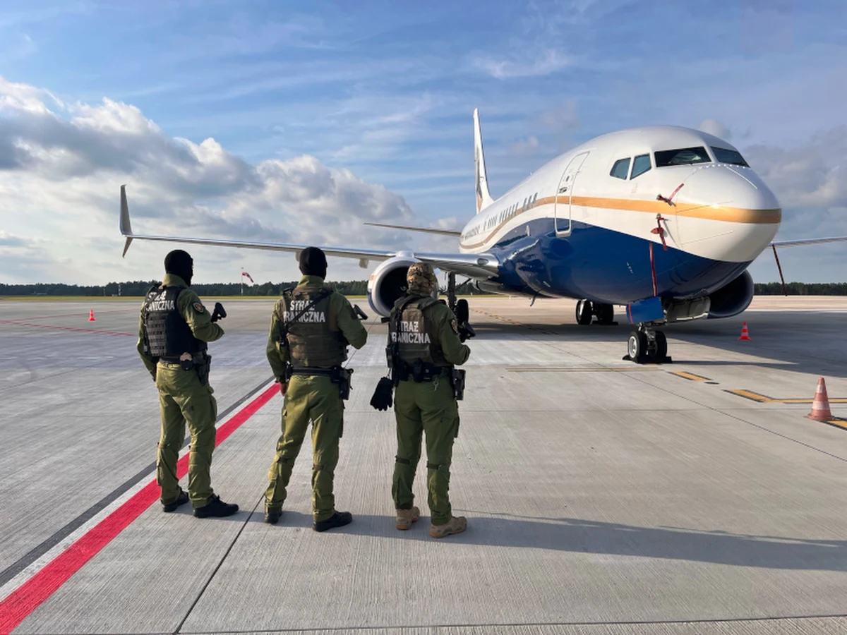 Niewinny z pozoru żart zakończył podróż młodej pary na egzotyczne wakacje. Kapitan samolotu lecącego z lotniska w Katowicach-Pyrzowicach do Meksyku nie zgodził się na wejście na pokład 27-letniej kobiety i 34-letniego mężczyzny, którzy podczas odprawy powiedzieli, że mają w bagażu broń i narkotyki.

