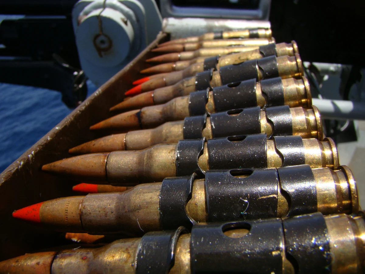 Polsko-francuskie starcie w sprawie zakupu amunicji dla Ukrainy. Bruksela w zeszłym tygodniu zaproponowała trzypunktowy plan dostaw dla Ukrainy: ekspresowe wykorzystanie 1 mld euro z Europejskiego Funduszu Pokojowego na zakup amunicji, średnioterminowe wspólne zakupy broni oraz długoterminowe działania polegające na wzmocnieniu europejskiego przemysłu obronnego. Teoretycznie wszystkie kraje się zgadzają, że trzeba szybko działać w kwestii dostaw amunicji. Różnią się jednak w szczegółach.