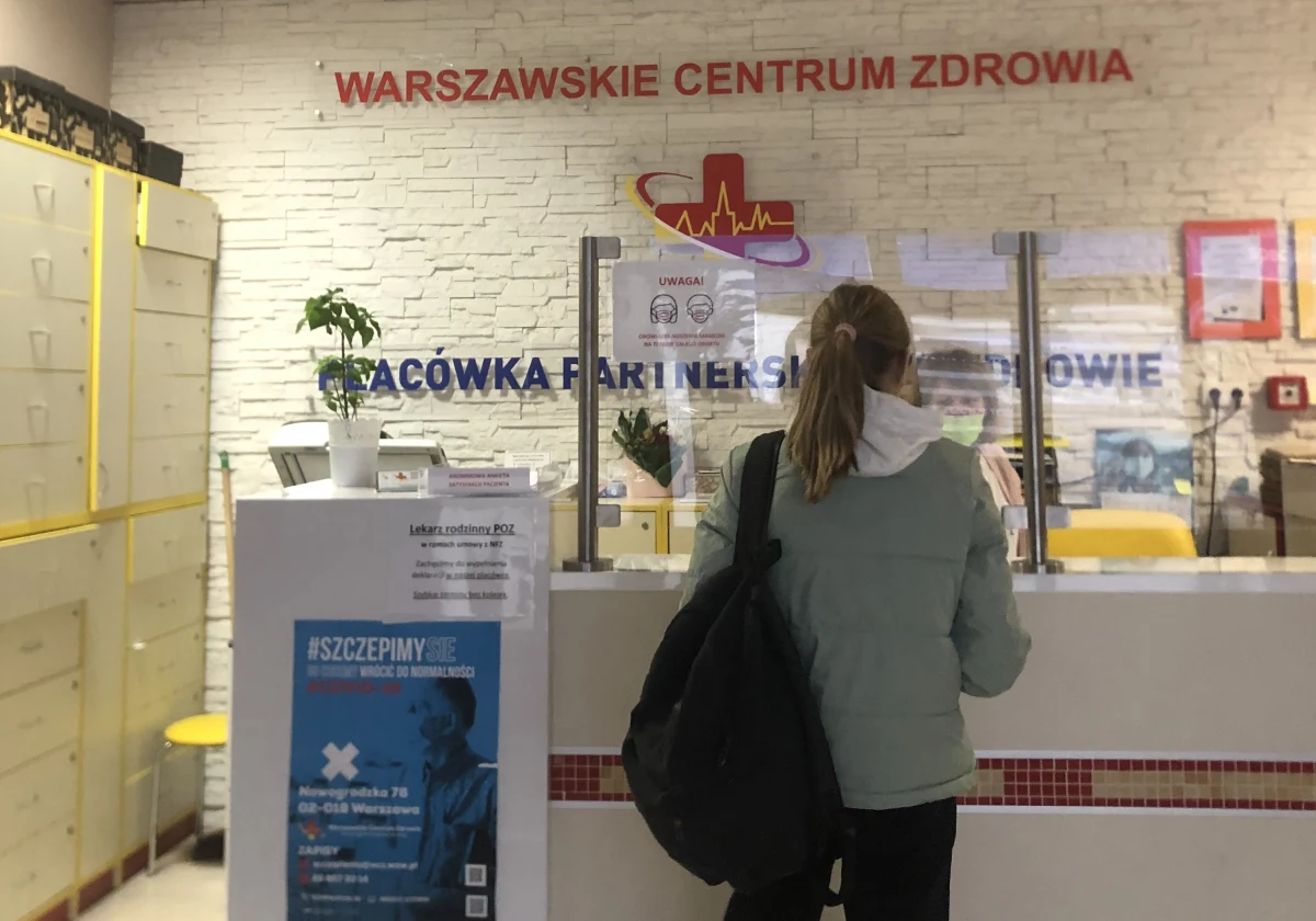 Trwa druga edycja programu szczepień przeciwko HPV. Akcja skierowana jest do uczniów warszawskich szkół w wieku od 12 do 13 lat. Preparat mogą przyjąć zarówno dziewczynki jak i chłopcy, którzy są zameldowani na terenie Warszawy. W ramach programu profilaktyki HPV koszty szczepienia dwiema dawkami ponosi miasto – cena rynkowa jednej dawki waha się pomiędzy 450 zł a 750 zł.
