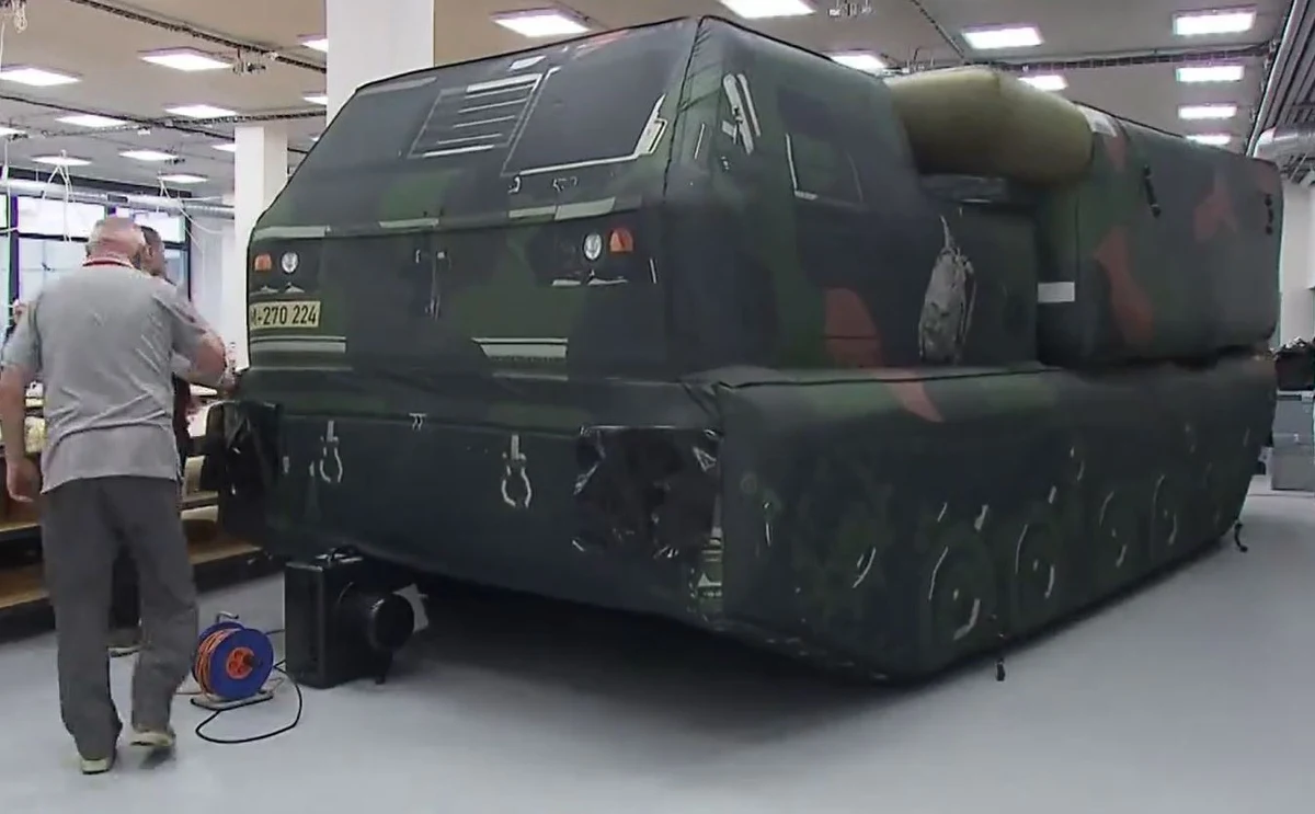 Wojna na Ukrainie spowodowała wzrost popytu na dmuchane uzbrojenie, które może służyć jako wabiki - informuje w poniedziałek agencja AP.