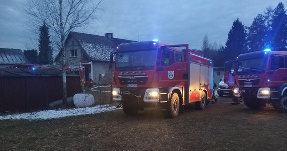 66-letni mężczyzna zginął w pożarze domu we wsi Jęcznik w powiecie szczycieńskim (woj. warmińsko-mazurskie). Ogień pojawił się na poddaszu budynku.
